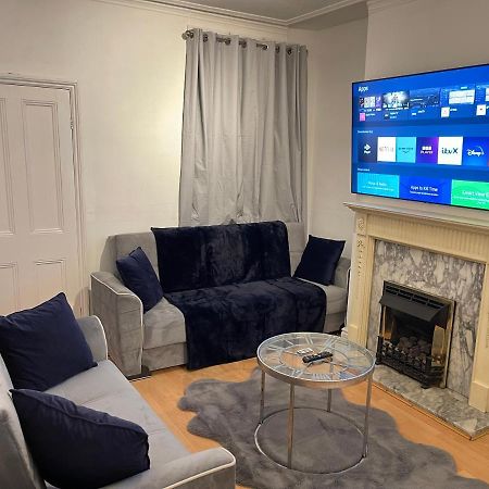 3 Bedrooms Comfortable Home With Jacuzzi Hot Tub Sleeps 10 Leicester Esterno foto