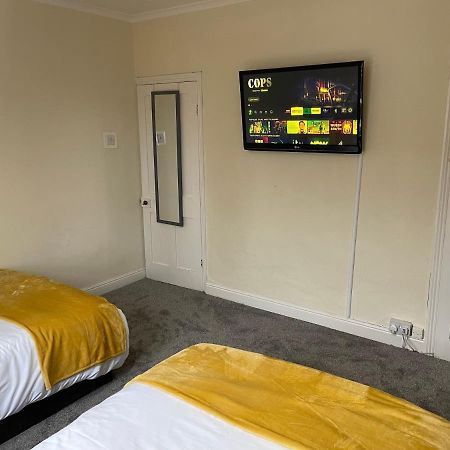 3 Bedrooms Comfortable Home With Jacuzzi Hot Tub Sleeps 10 Leicester Esterno foto