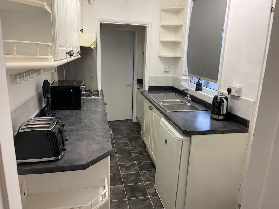 3 Bedrooms Comfortable Home With Jacuzzi Hot Tub Sleeps 10 Leicester Esterno foto