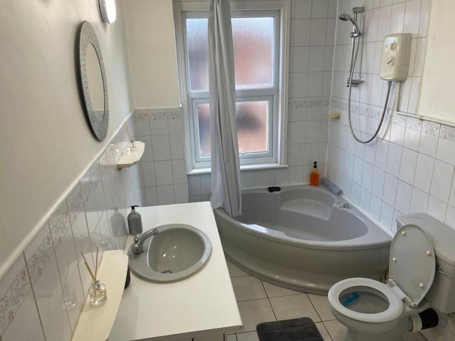 3 Bedrooms Comfortable Home With Jacuzzi Hot Tub Sleeps 10 Leicester Esterno foto