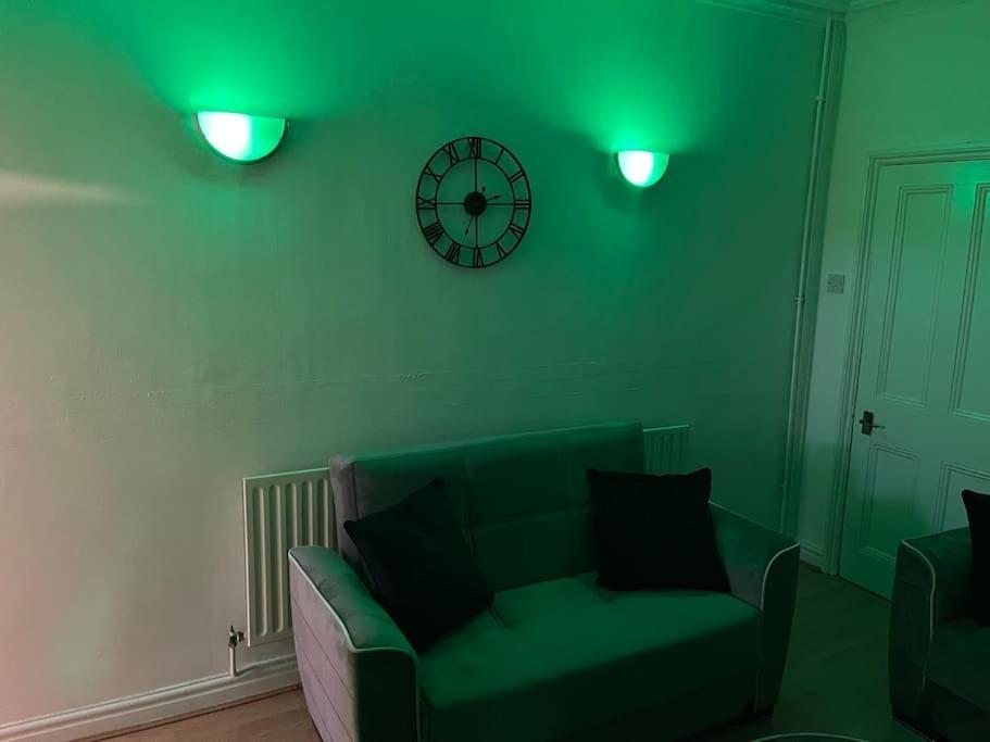 3 Bedrooms Comfortable Home With Jacuzzi Hot Tub Sleeps 10 Leicester Esterno foto