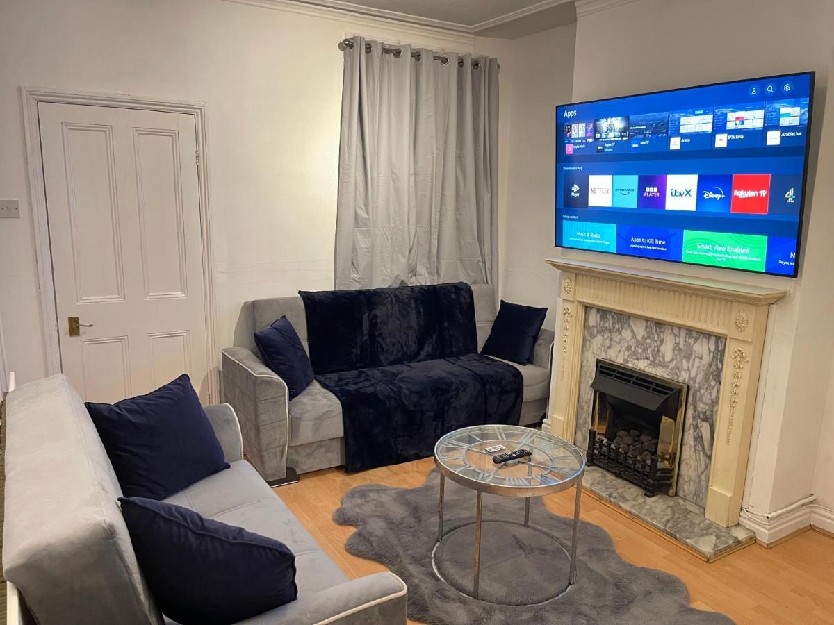 3 Bedrooms Comfortable Home With Jacuzzi Hot Tub Sleeps 10 Leicester Esterno foto