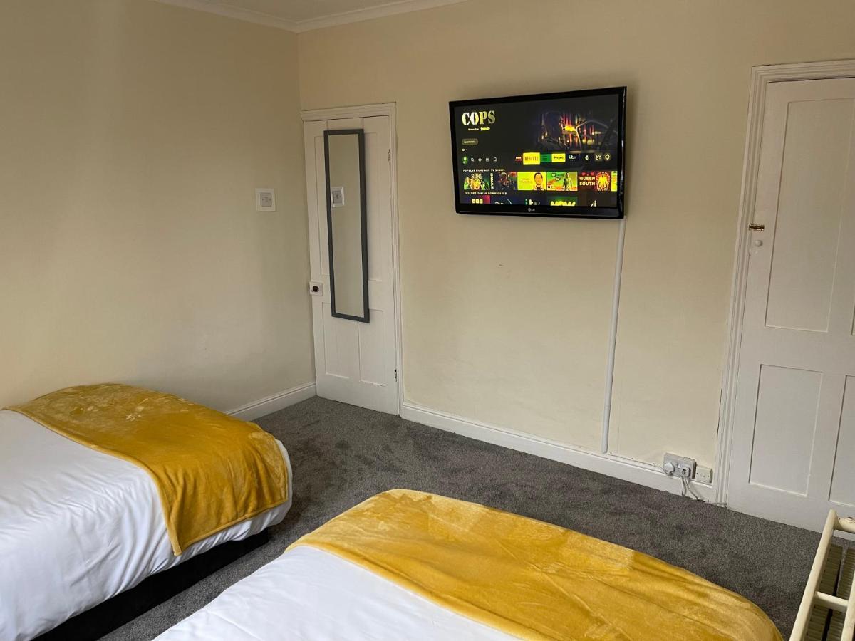 3 Bedrooms Comfortable Home With Jacuzzi Hot Tub Sleeps 10 Leicester Esterno foto