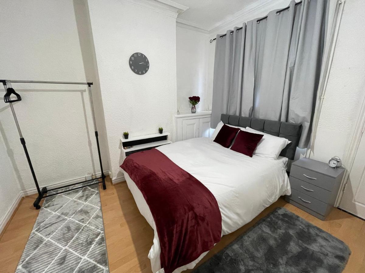3 Bedrooms Comfortable Home With Jacuzzi Hot Tub Sleeps 10 Leicester Esterno foto