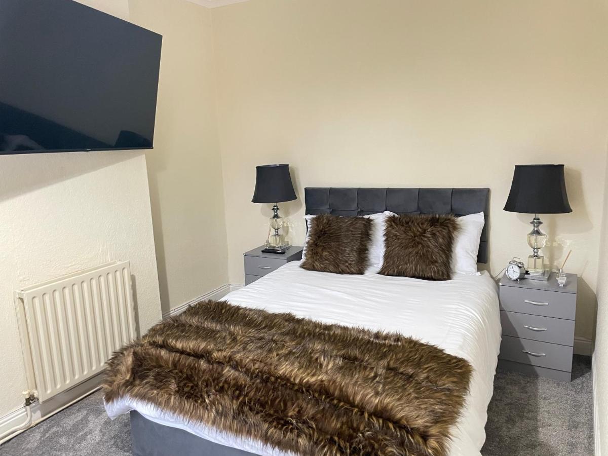 3 Bedrooms Comfortable Home With Jacuzzi Hot Tub Sleeps 10 Leicester Esterno foto