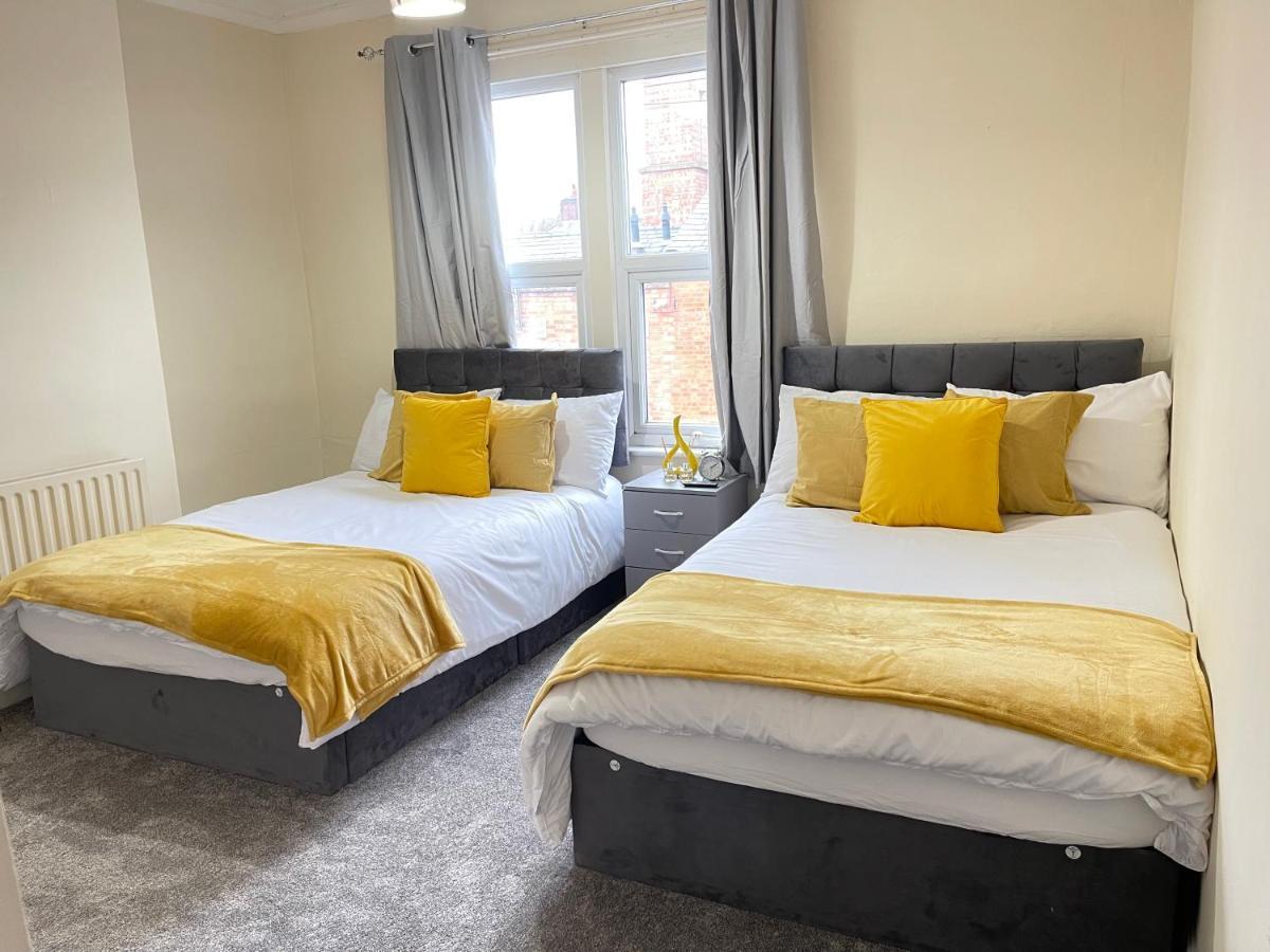 3 Bedrooms Comfortable Home With Jacuzzi Hot Tub Sleeps 10 Leicester Esterno foto