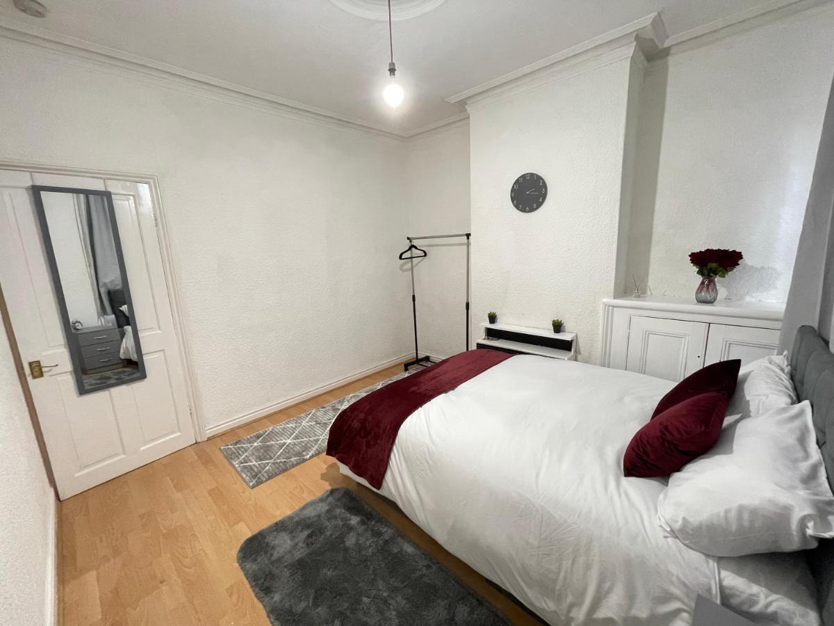 3 Bedrooms Comfortable Home With Jacuzzi Hot Tub Sleeps 10 Leicester Esterno foto