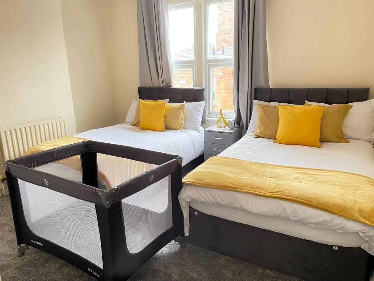 3 Bedrooms Comfortable Home With Jacuzzi Hot Tub Sleeps 10 Leicester Esterno foto